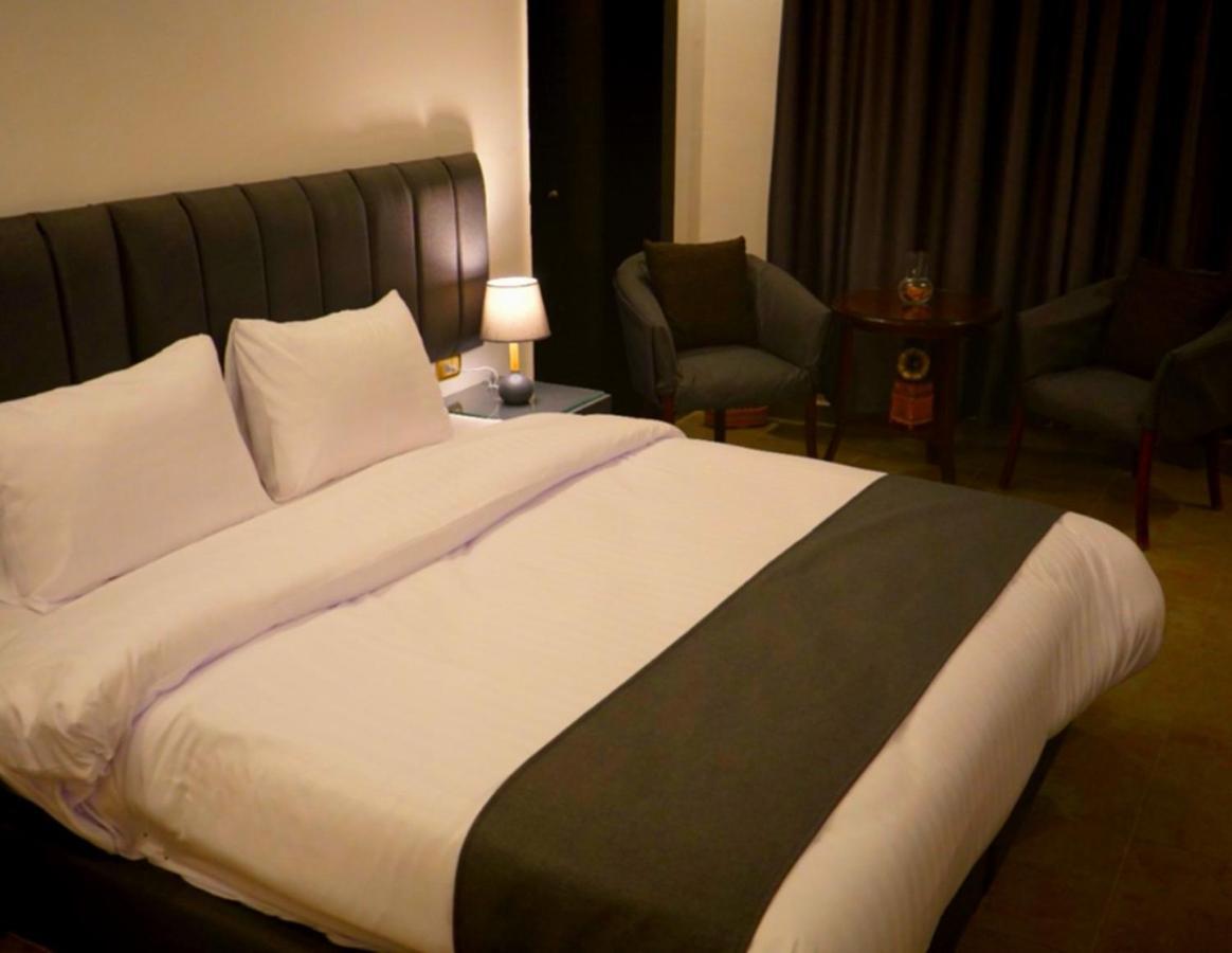 Torino Hotel Аман Екстериор снимка