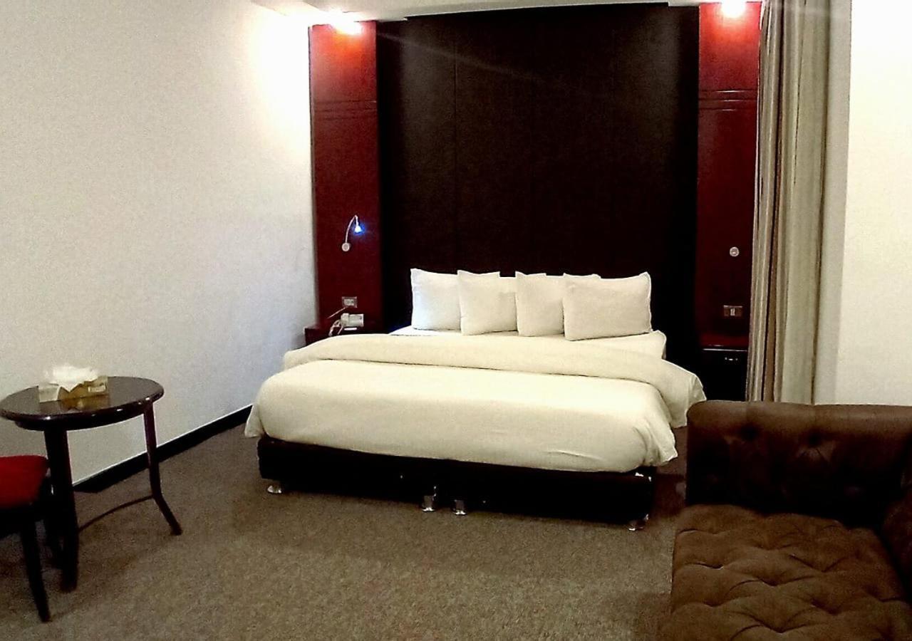 Torino Hotel Аман Екстериор снимка